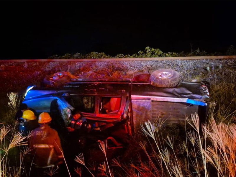 Hombre queda atrapado al volcar camioneta en Acámbaro; bomberos usan equipo hidráulico para rescatarlo