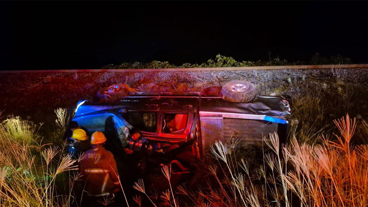 Volcadura carretera Acámbaro Parácuaro deja a un hombre prensado en su camioneta. Bomberos usaron equipo hidráulico para rescatarlo.
