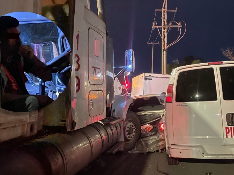 Trailero llora y se niega a entregarse tras chocar 9 autos en el Cuarto Cinturón Vial