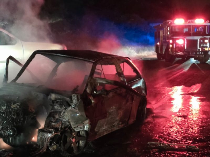Se calcina su auto tras chocar en la Guanajuato-Juventino Rosas; conductor está grave