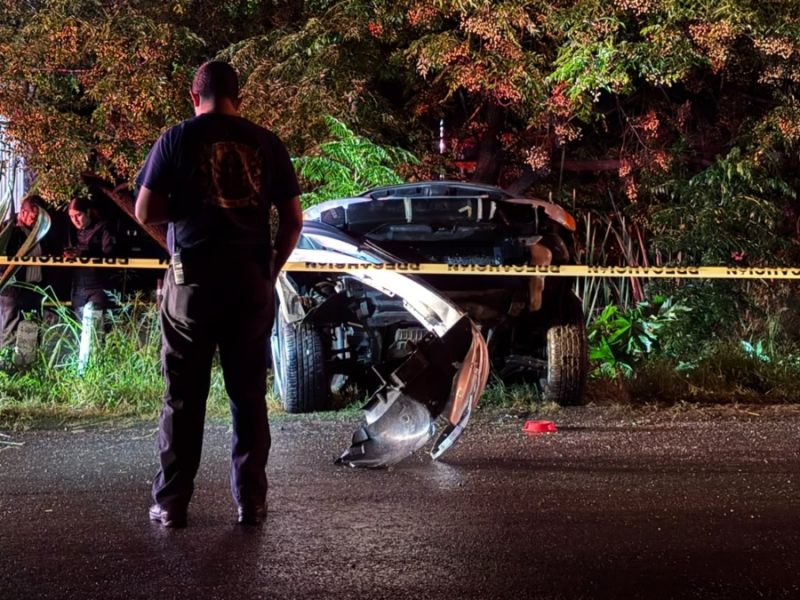 Rescatan cuerpo de motociclista prensado debajo de carro en la Acámbaro-Jerécuaro