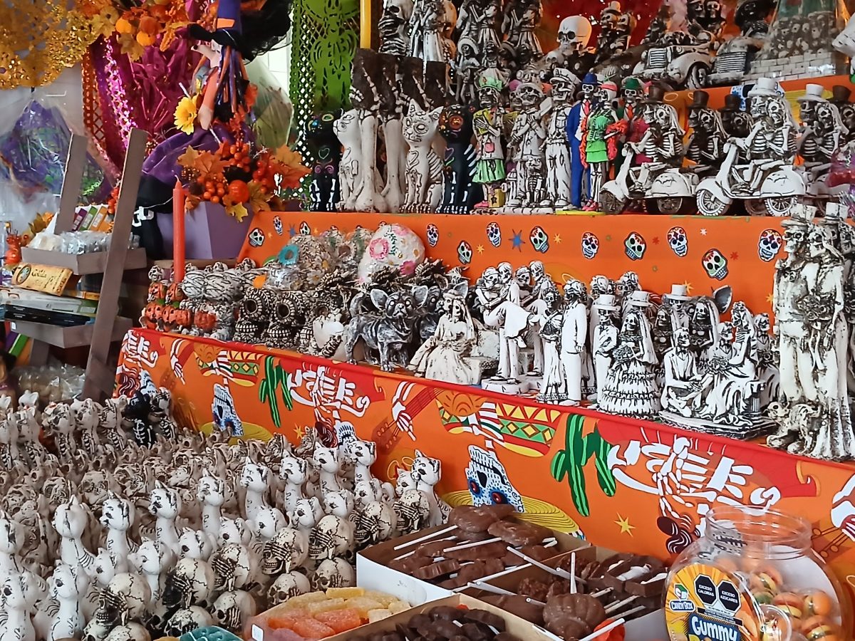 Celaya: comerciantes advierten pérdida de tradición ante auge de Halloween