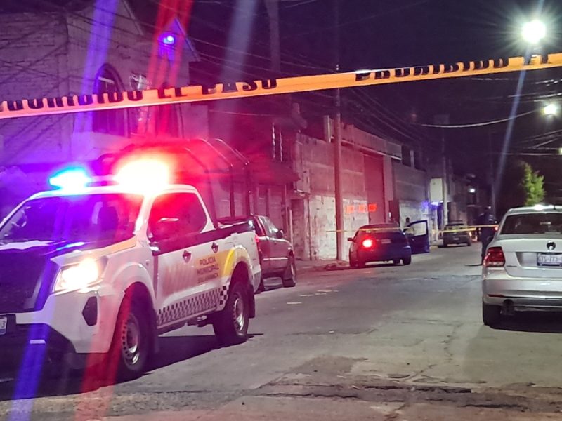 Cuerpo de hombre quedó sentado adentro de auto; fue asesinado a balazos en San Roque