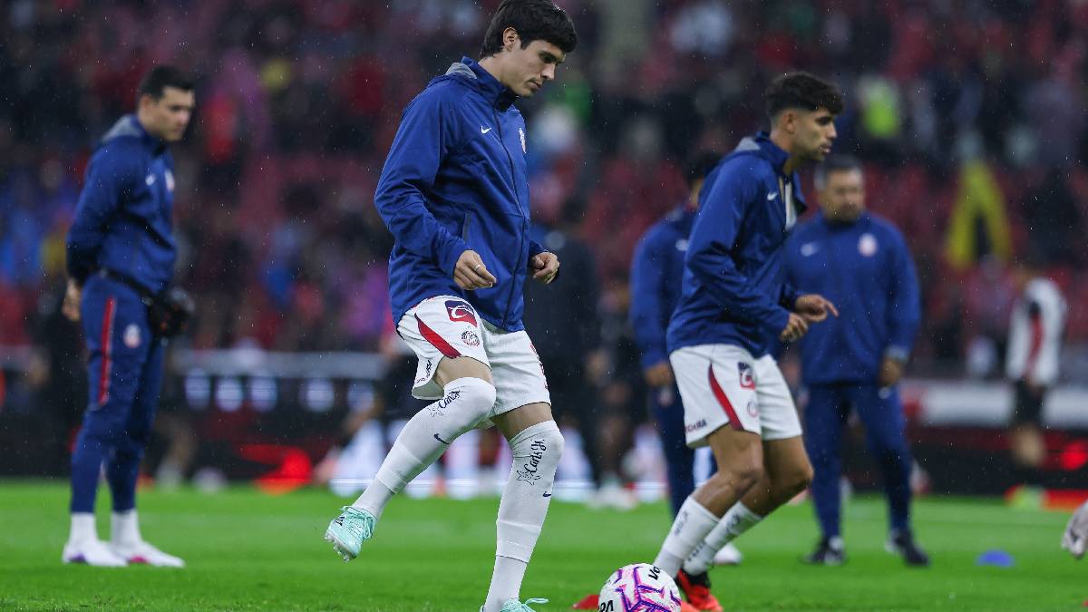Diego Campillo evita una fractura y Chivas recibe buenas noticias tras el Clásico Tapatío - Foto: Mexsport.