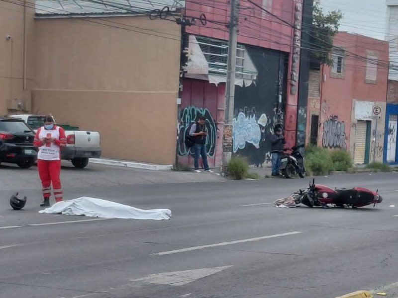 Motociclista no llega a su destino: Muere atropellado por transporte público en Celaya