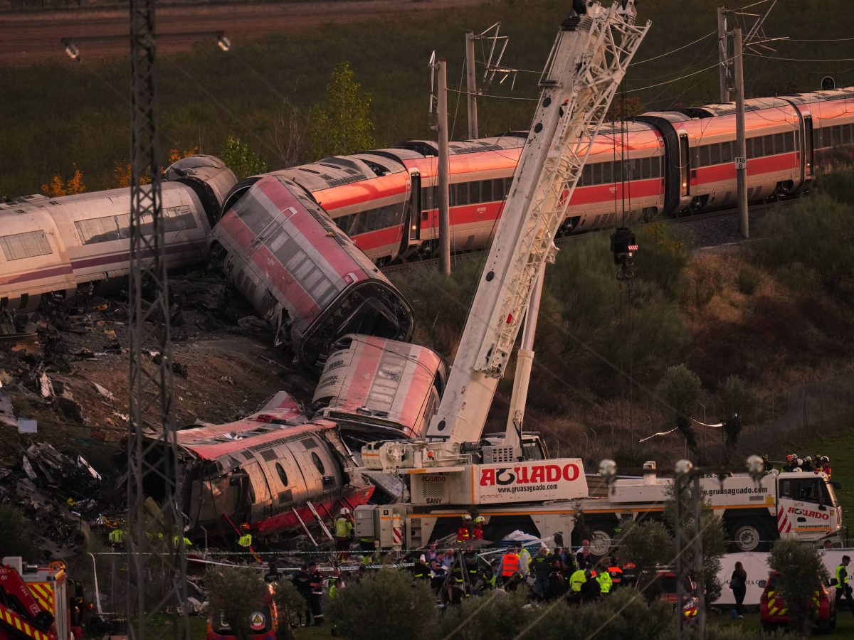 Buscan al mexicano Fernando Calvillo tras choque de trenes en España que dejó 69 muertos