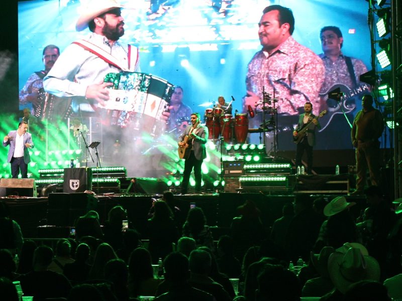 Conjunto Primavera conquista el Teatro del Pueblo de la Feria de Purísima con sus grandes éxitos