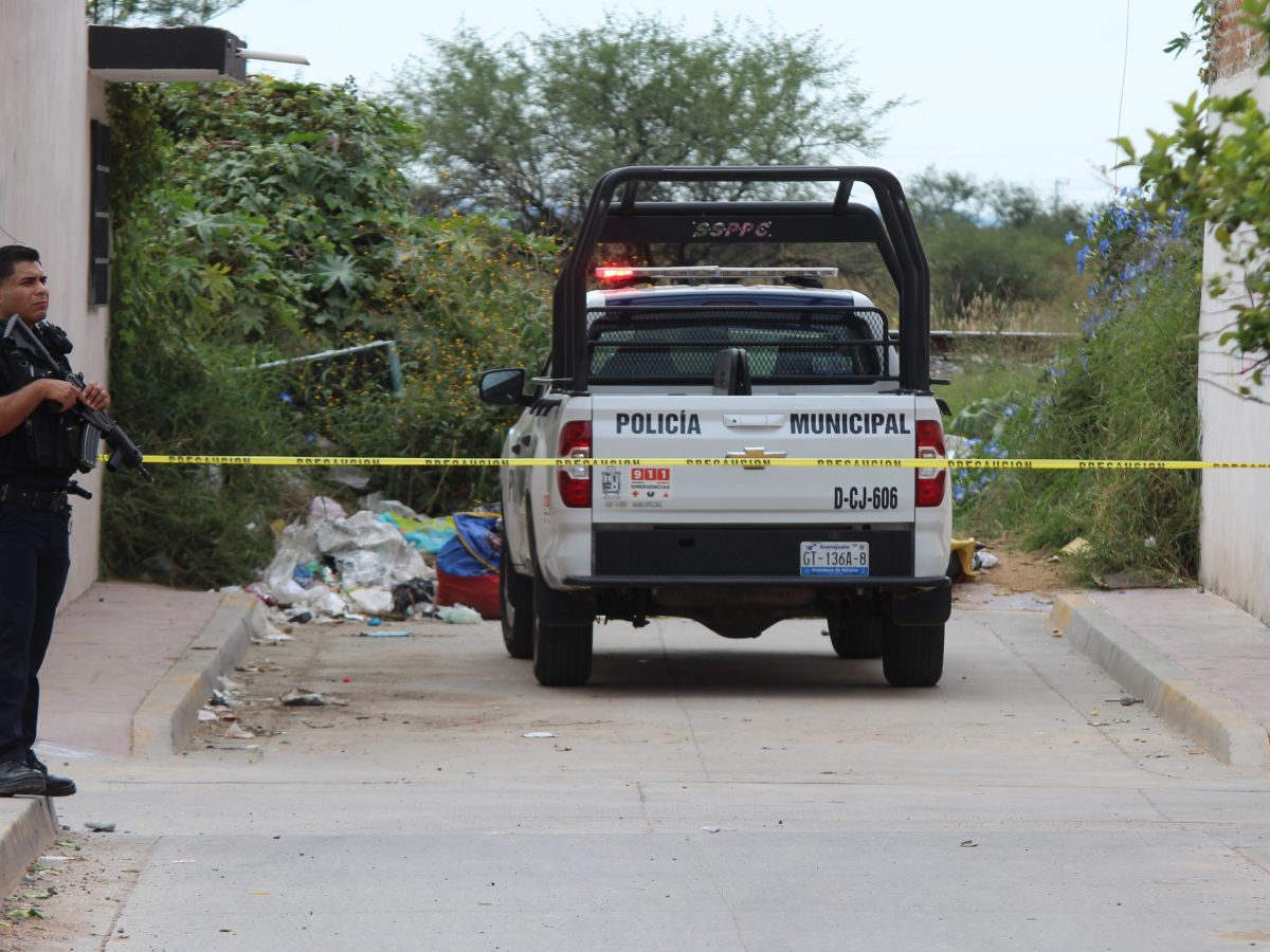 Encuentran cuerpo en bolsas y mensaje delictivo en las vías de la colonia 10 de Mayo 