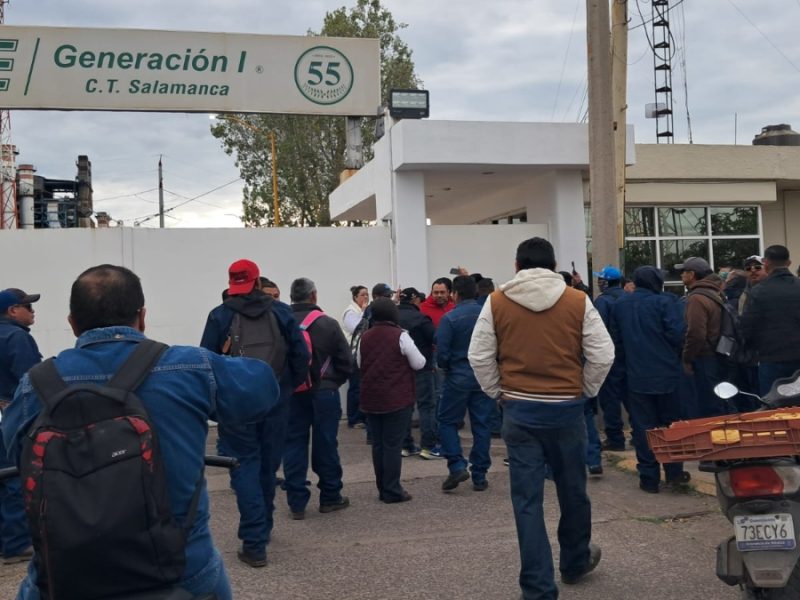 Trabajadores denuncian despidos injustificados en CFE Salamanca; toman la planta