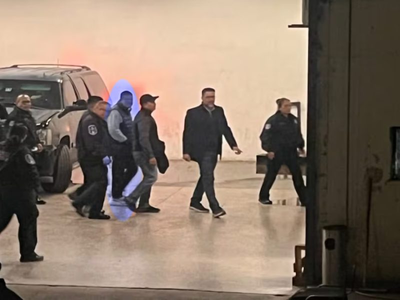 Liberan al exfiscal de Chihuahua pero lo detienen agentes federales; lo llevan a CDMX