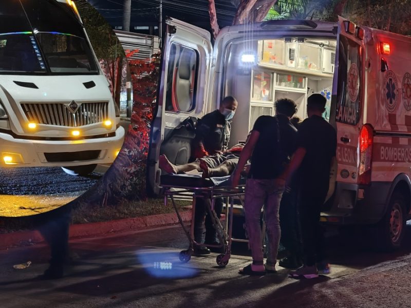 Lo impacta camión de transporte de personal en camellón del Hilario Medina en León