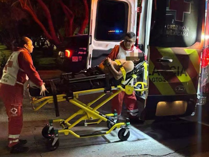 Motociclista sufre severo golpe en la cabeza al derrapar en Jardines de Irapuato