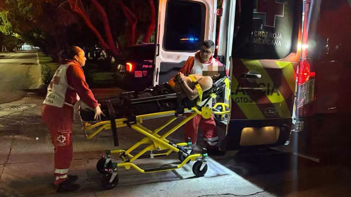 Un accidente deja a un motociclista grave al derrapar en la colonia Jardines de Irapuato.