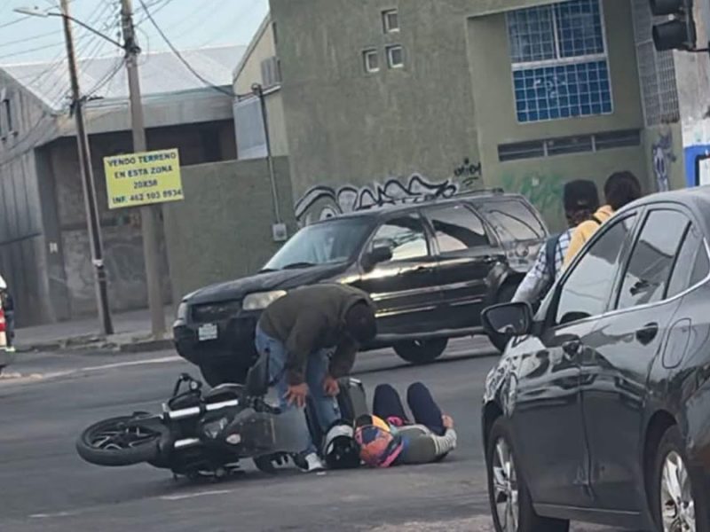 Irapuato: Conductor se pasa el rojo, atropella a motociclista en San Miguelito y huye