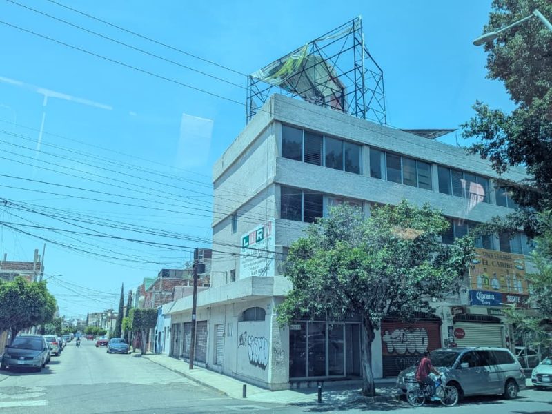 Irapuato: Retiran espectaculares irregulares tras temor de vecinos por colapsos