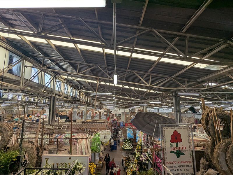 Tras años de goteras, reparan techo del Mercado Hidalgo de Irapuato; con garantía de 5 años