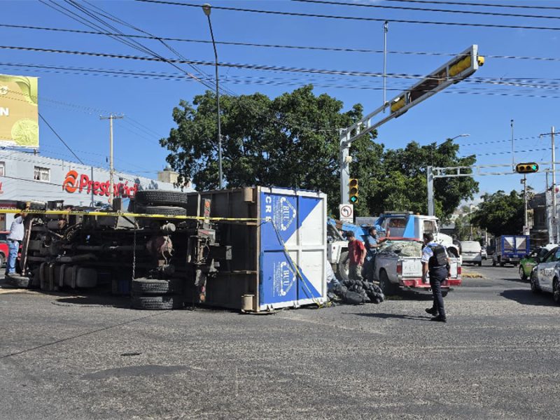 Cae camión de costado al dar vuelta en el bulevar Mariano Escobedo de León