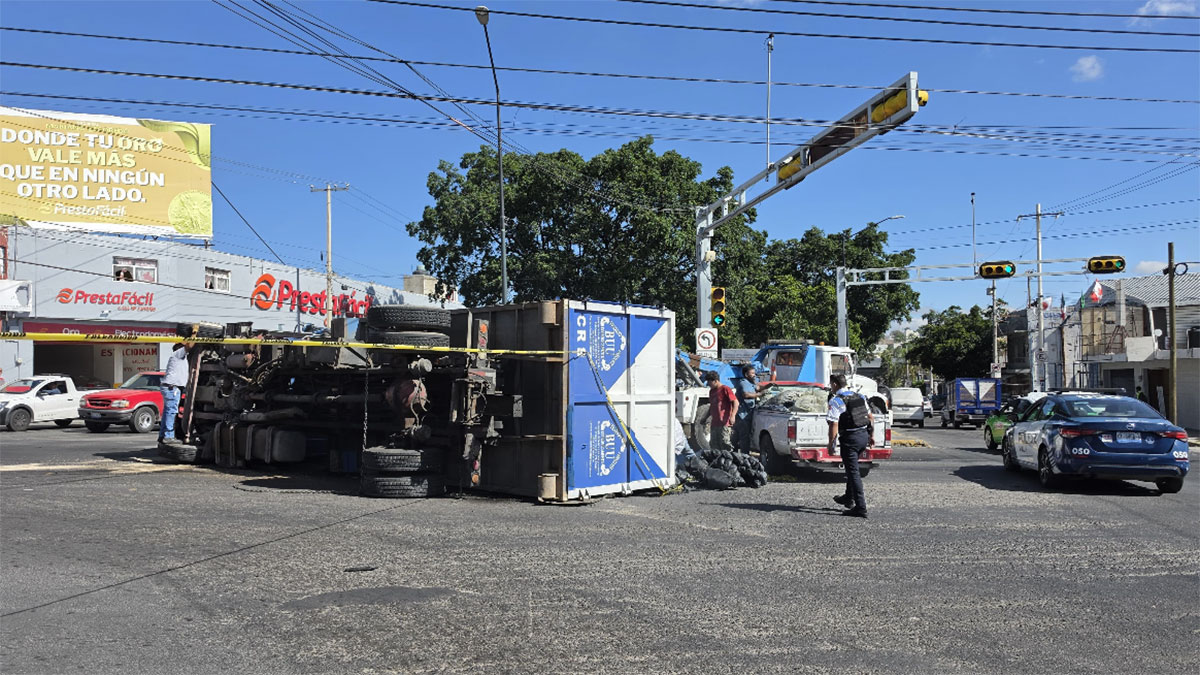 Volcadura camión Mariano Escobedo