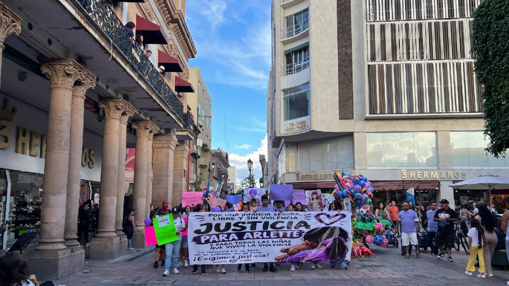 Marchan en León por justicia para Arlette; citan a cuidadoras de guardería por caso de abuso