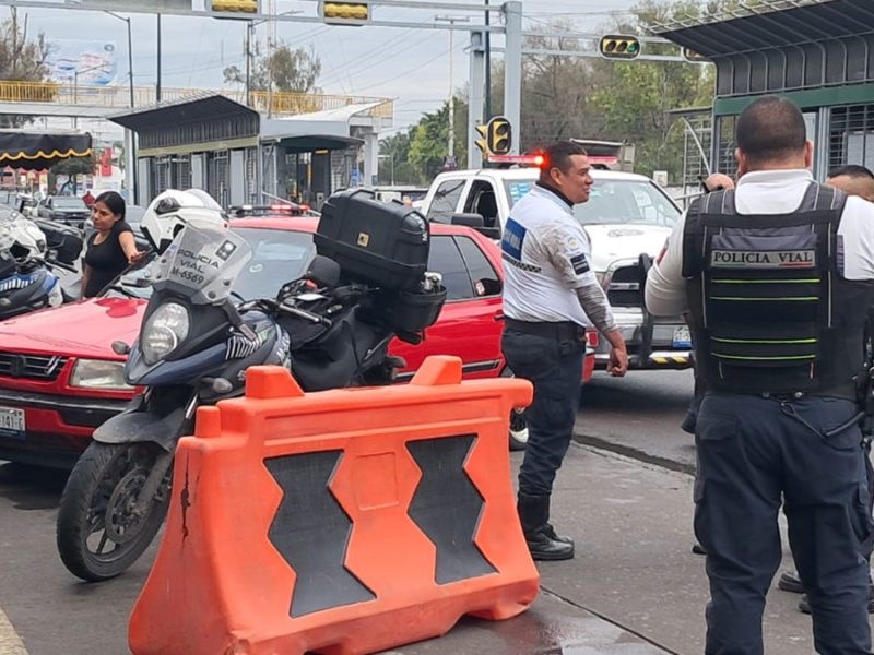 León: Conductor de Jetta embiste a policía vial cuando infraccionaba a ‘biker’ en Torres Landa