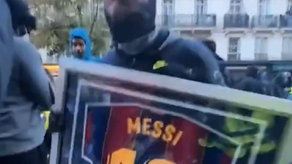 Saqueos en París: viralizan videos de presuntos manifestantes con artículos de colección de Lionel Messi - Captura.