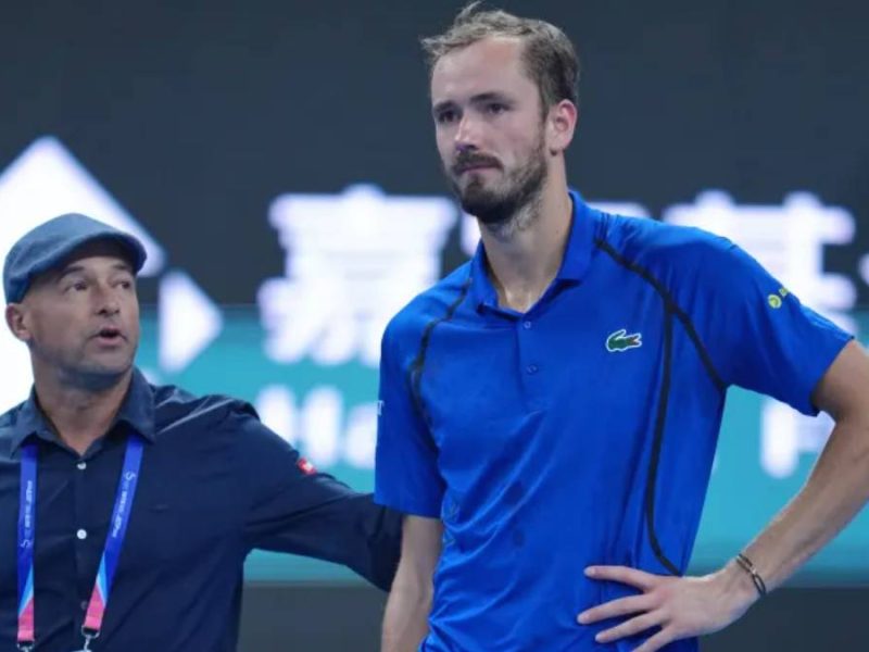 Medvedev es descalificado tras golpear accidentalmente a un aficionado y Djokovic avanza a la final del ATP 500 de Beijing