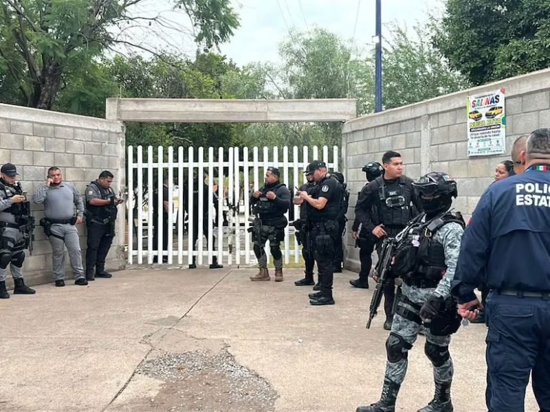 “Vamos por todas las mujeres”: Exalumnos atacan con petardos y armas secundaria en Torreón