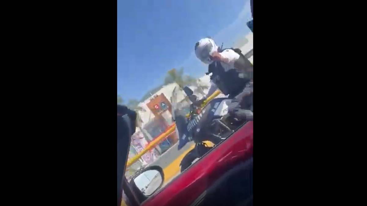 Exhiben en video a policía vial de León encañonando a conductor en el libramiento Morelos