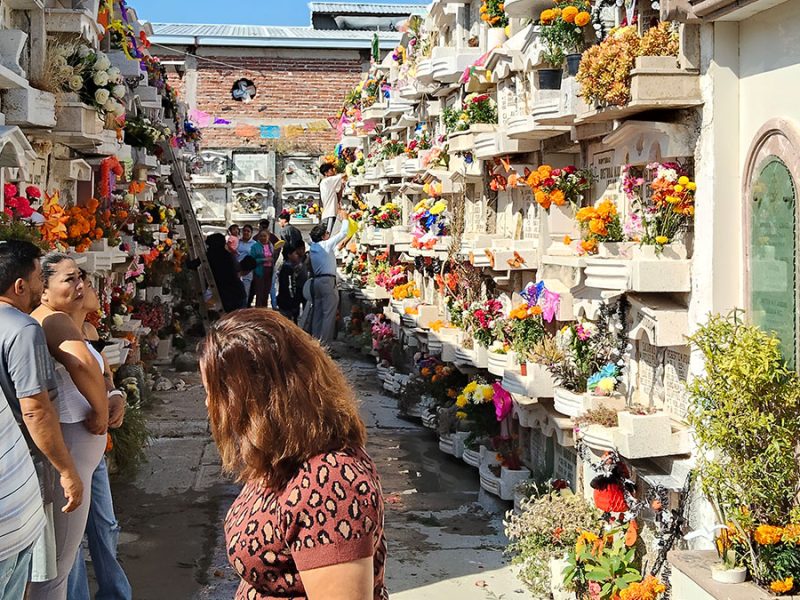 ¿Visitarás los panteones de San Pancho? Preparan puestos, vigilancia y cierres viales