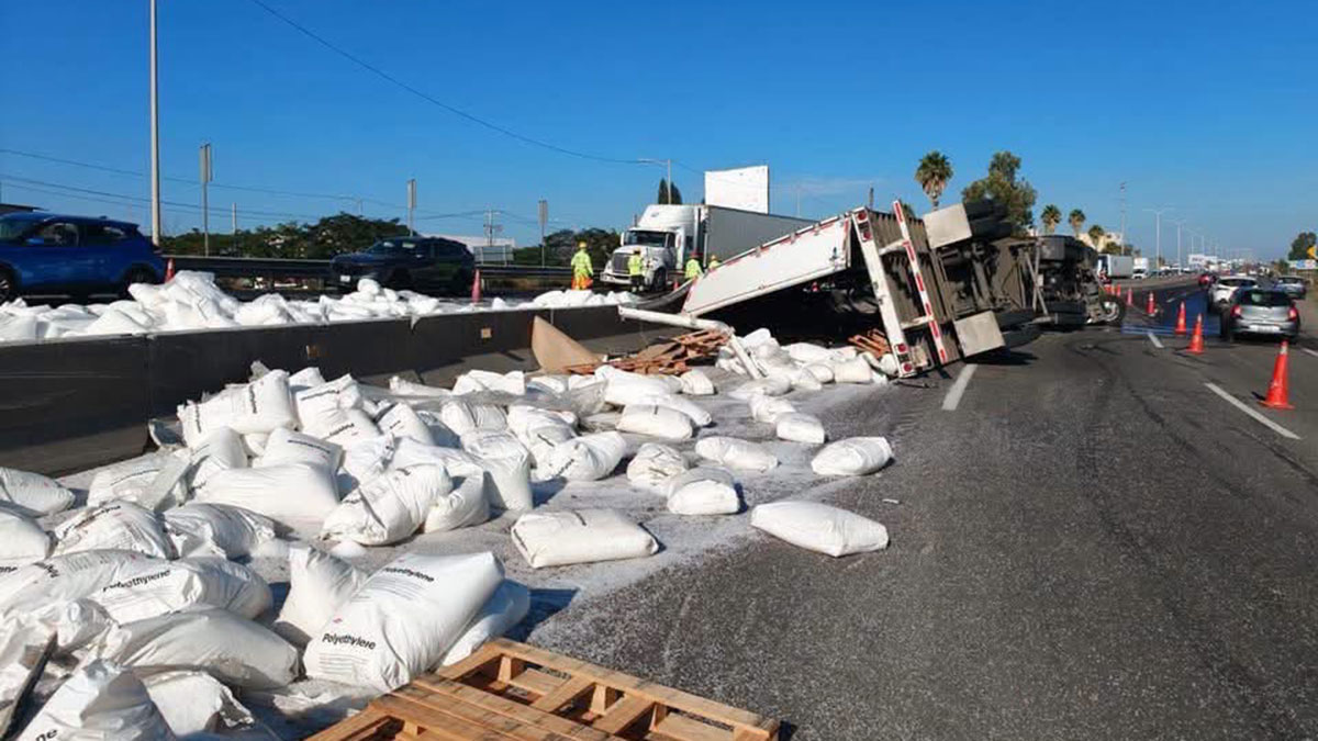 Volcadura tráiler carretera Silao León