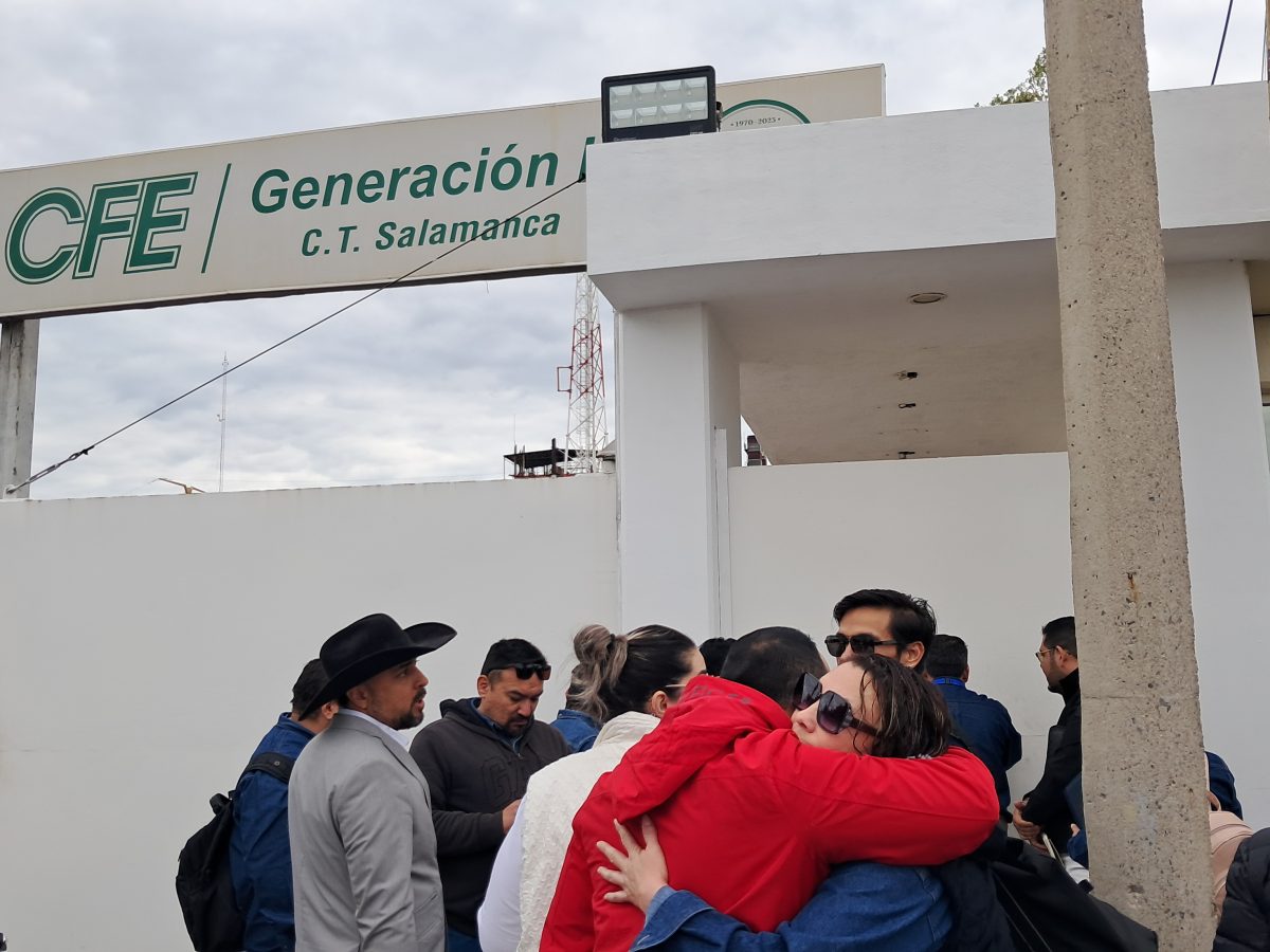 Trabajadores de CFE Salamanca denuncian despido; la empresa afirma reubicación