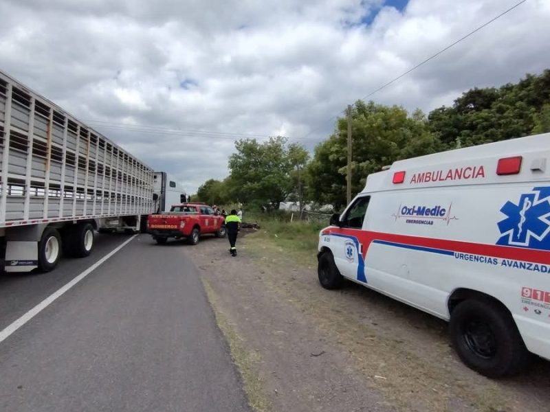 Accidente en la Pénjamo-Abasolo: tráiler impacta a tres en moto y deja caos vial 