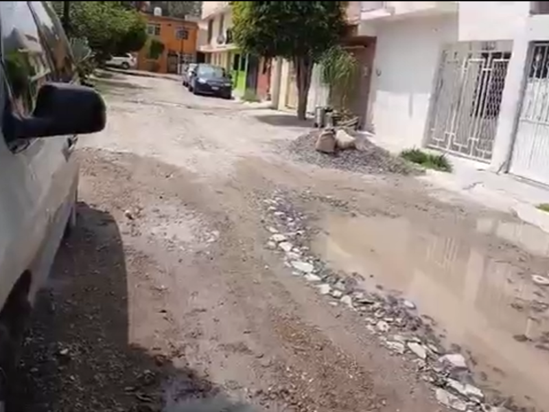 Vecinos de San Juanico Celaya exigen reparar drenaje colapsado y pavimentar sus calles