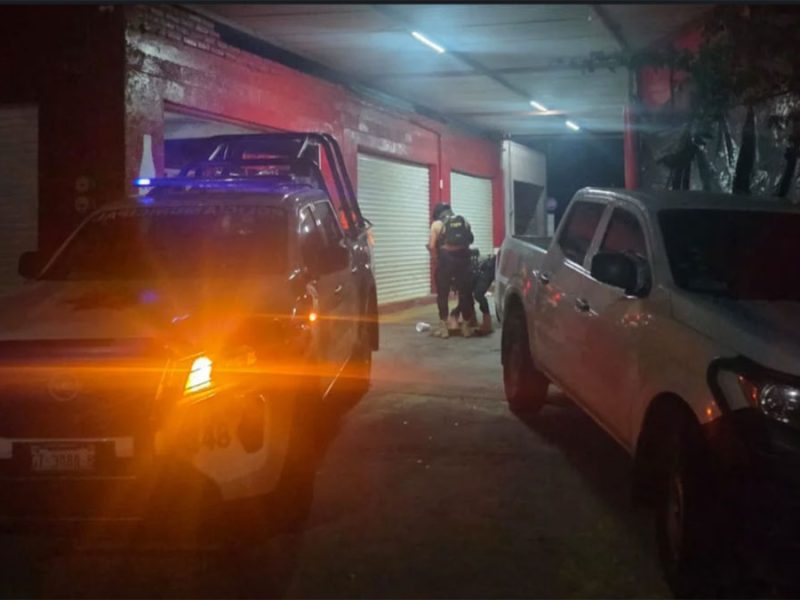 Ataque armado en Yuriria: Asesinan a hombre en tienda y disparan contra policías en huida